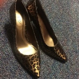 Victor Alfaro Leopard print pumps
